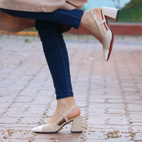 KOUKS Escarpin - Sandale Demi-Talon BIEGE/ BLANC