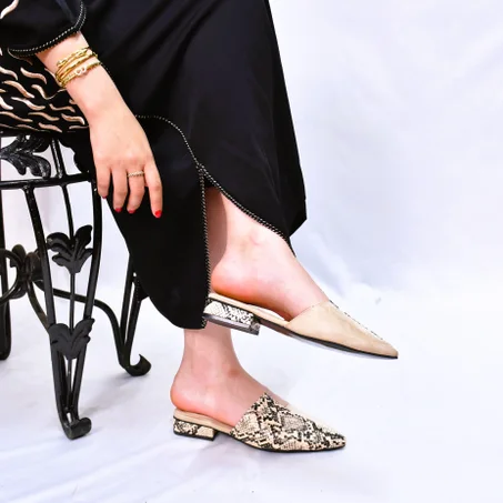 Mules plates  à bout pointu  EN  BIEGE