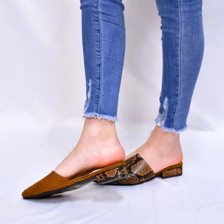 Mules plates  à bout pointu  EN   MARRON