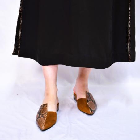 Mules plates  à bout pointu  EN   MARRON