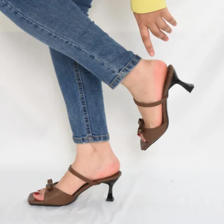 Sandales à talon mi-haut et fines brides - marron