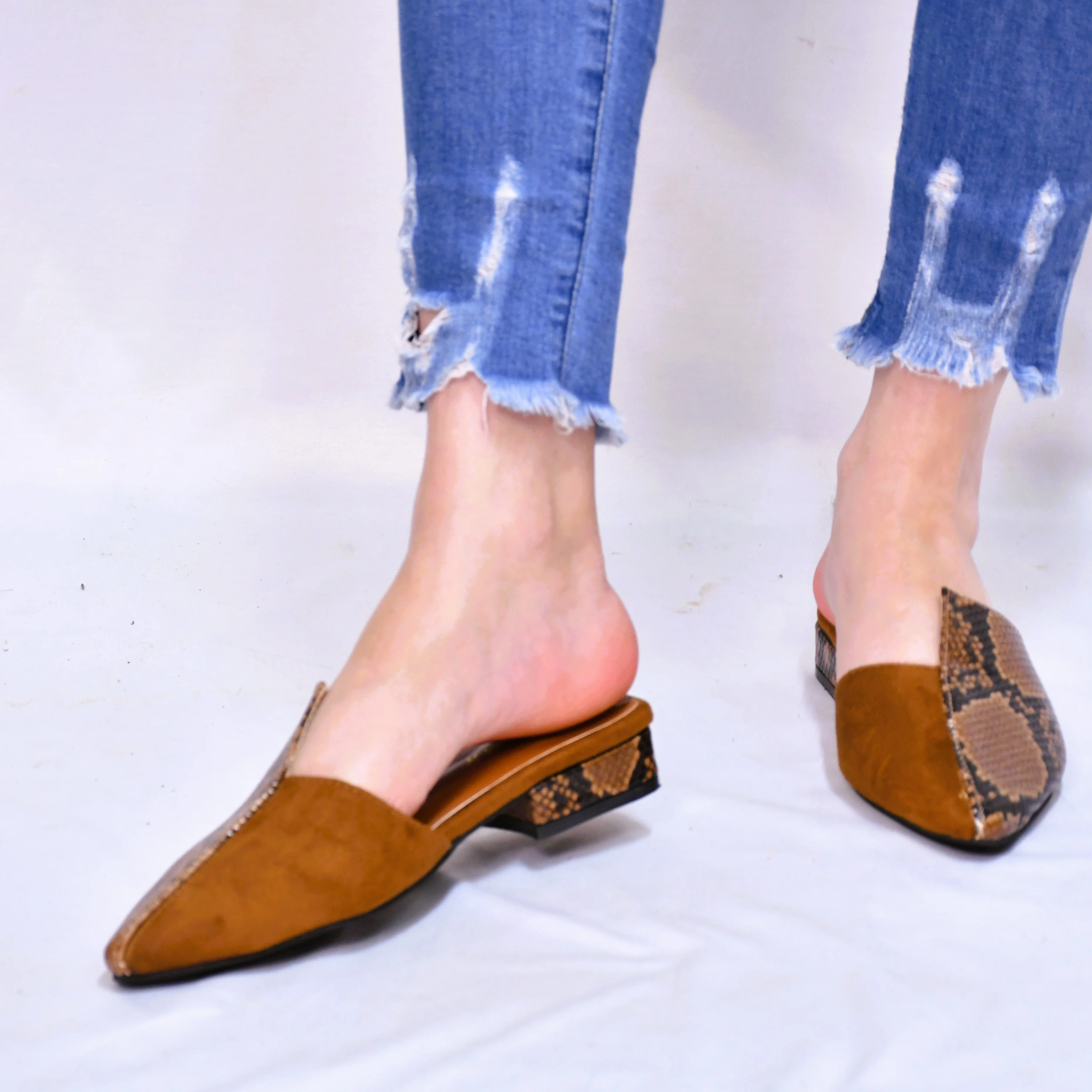 Mules plates  à bout pointu  EN   MARRON