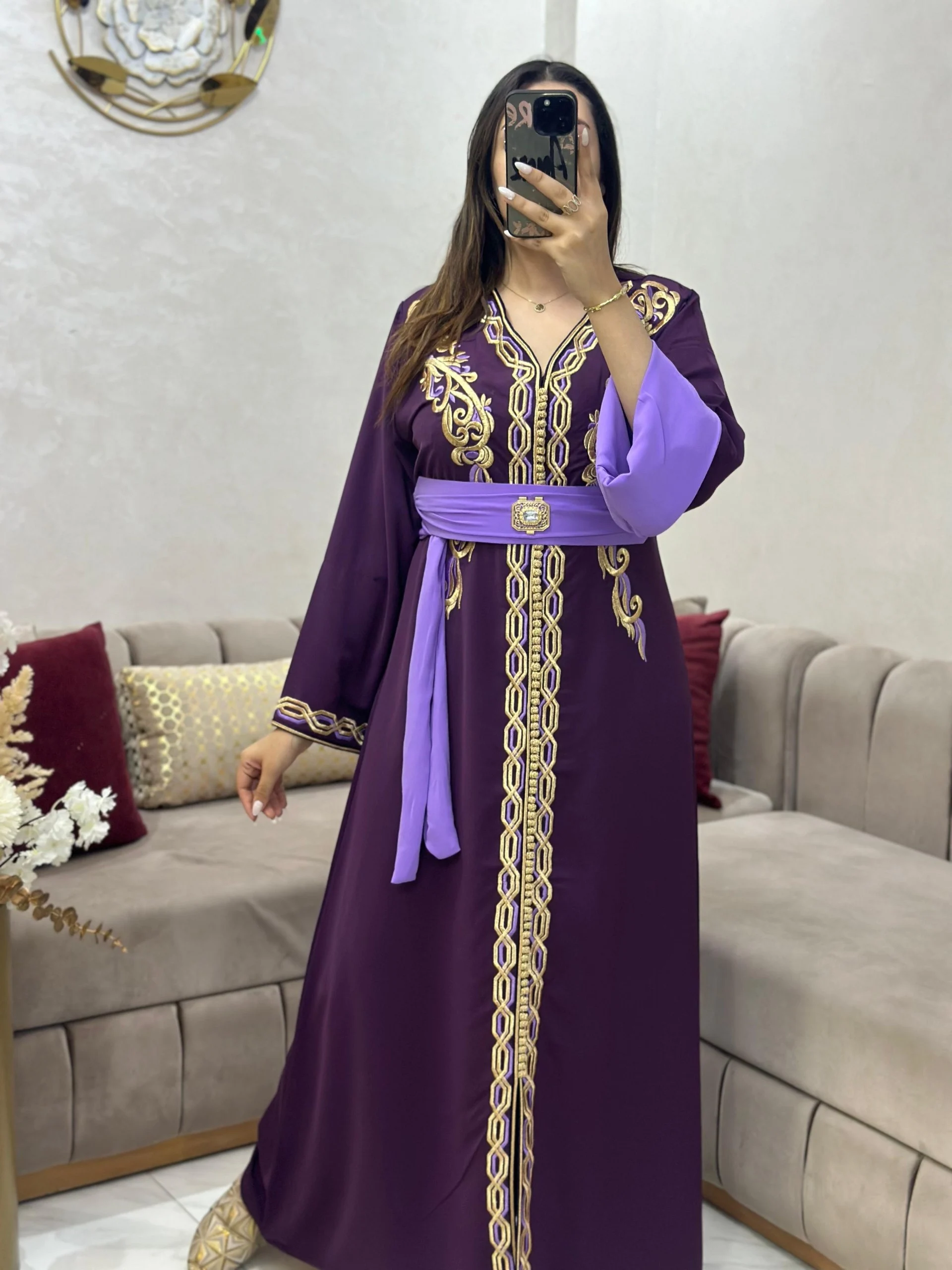 قــفطان همــاوي بكريــب كوريــا وتطريــز ذهبـي فــاخر