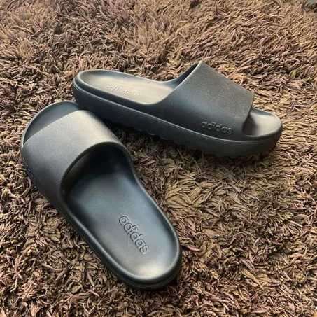 Neuve | Adidas Adilette Lumia | 42