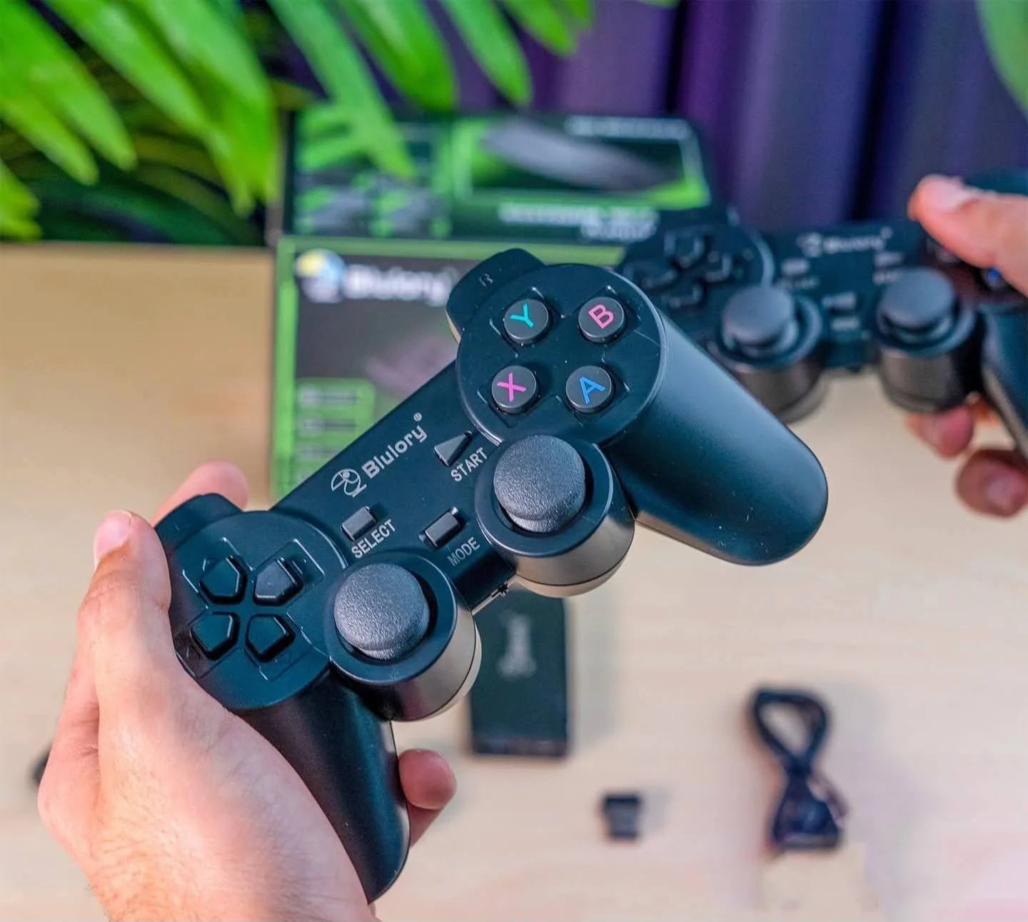 ✔️ دقة عرض 4K ✔️ آلاف الألعاب الكلاسيكية الجاهزة ✔️ يدّين تحكم لاسلكيتين ✔️ يعمل بدون إنترنت ✔️ سهل التركيب والاستخدام ✔️ مناسب للأطفال والكبار ✔️ حجم صغير وأداء قوي