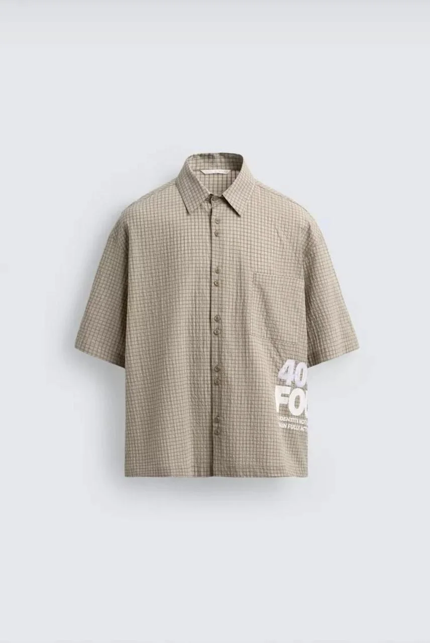 Chemise à Carreaux Et Inscriptions