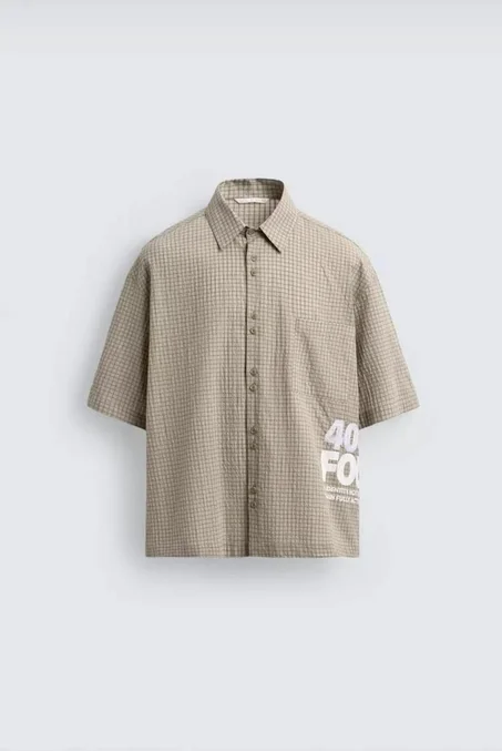 Chemise à Carreaux Et Inscriptions