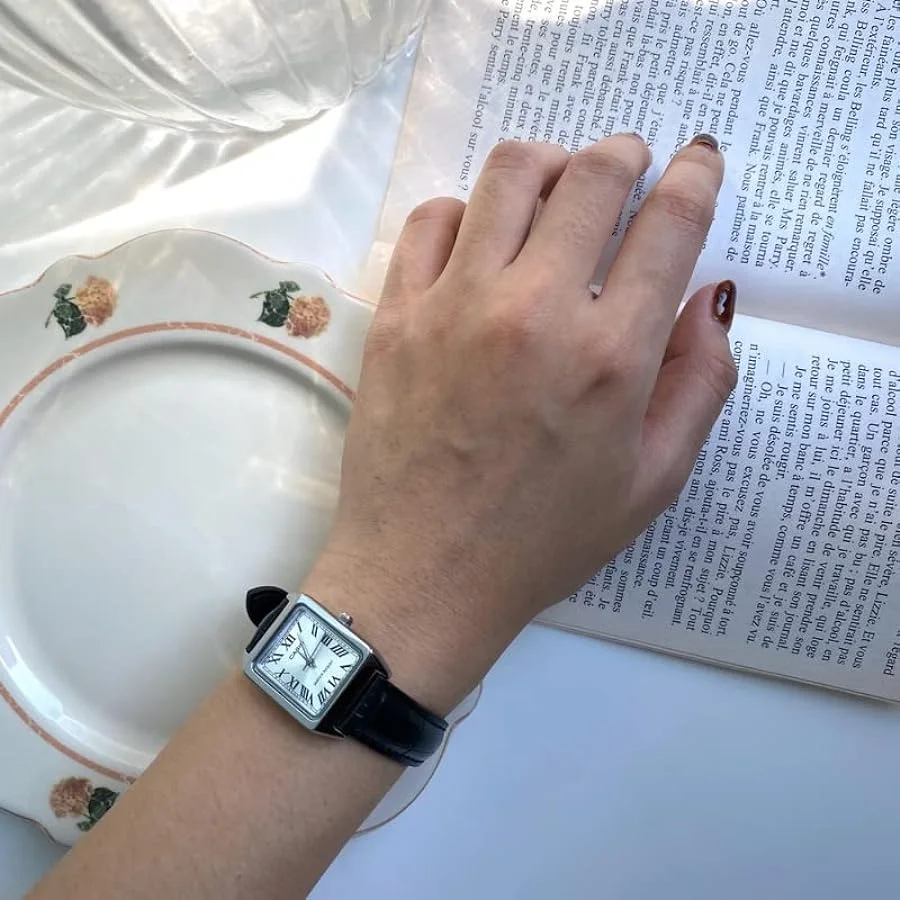 Casio – Élégante montre carrée pour femme – bracelet cuir noir – LTP-V007L-7B1UDF