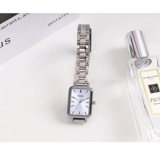 Casio – Montre pour femme cadran silver – Bracelet en acier inoxydable – LTP-V009D-2E