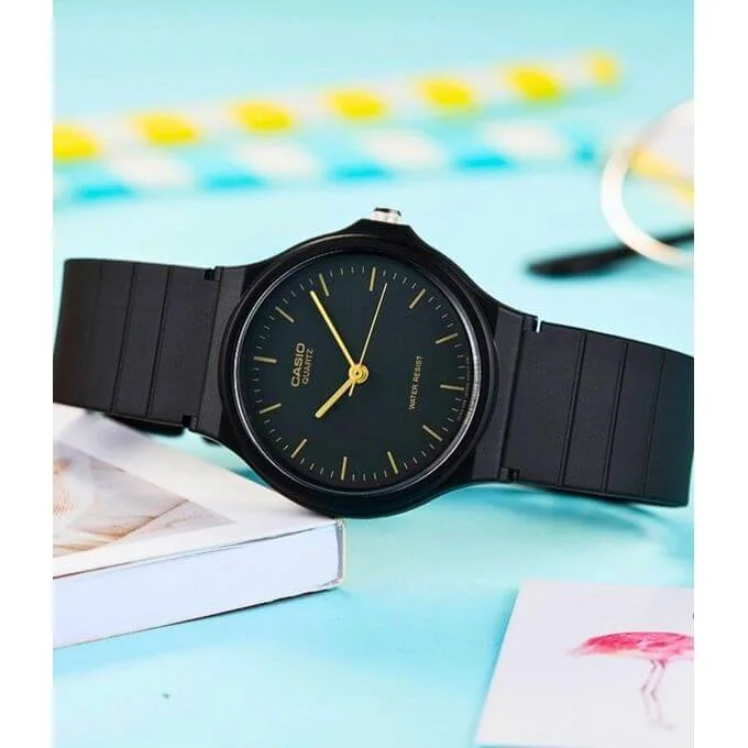 Casio – Design minimaliste et classique en caoutchouc noir – Unisexe – Étanche – MQ-24-1EL