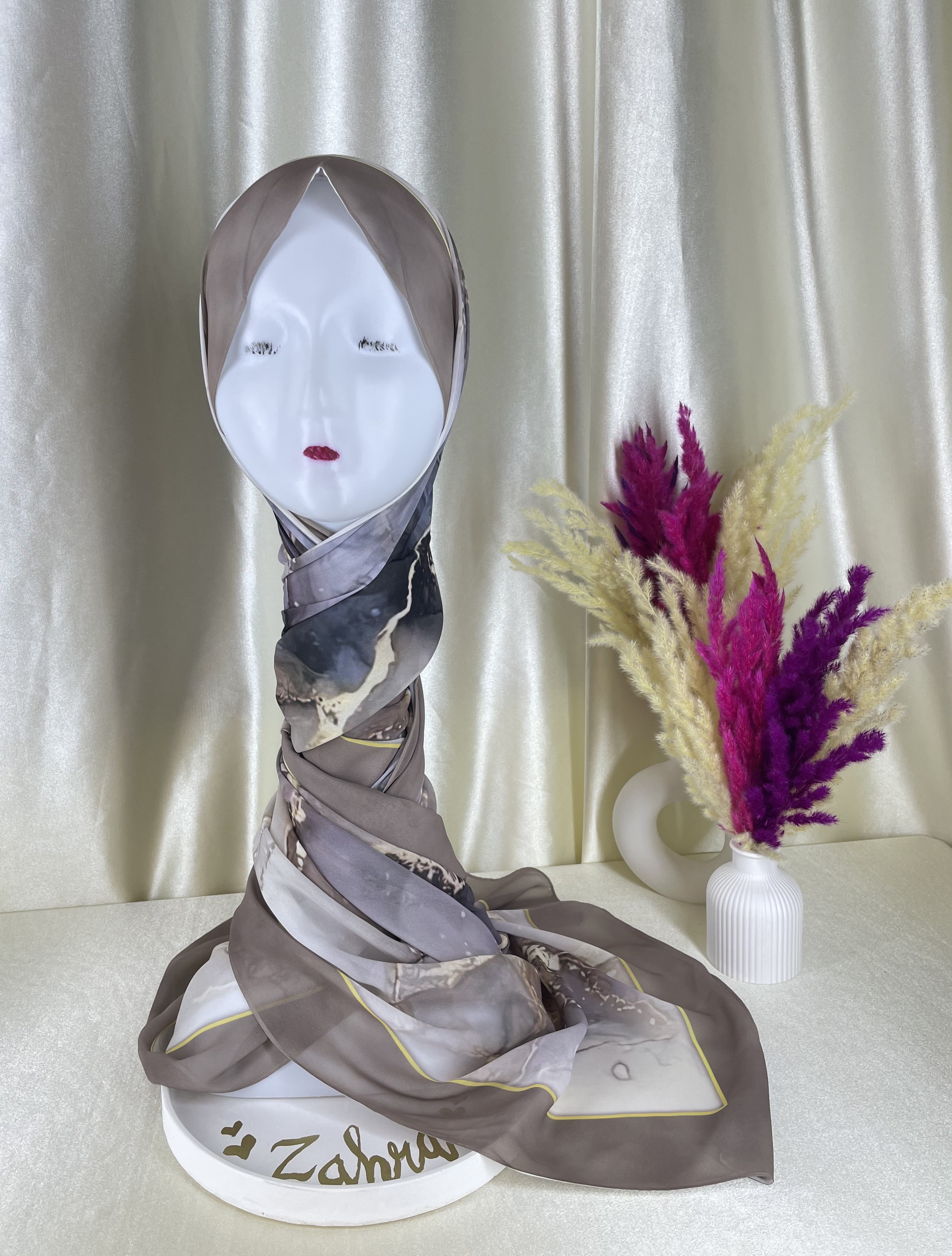 Hijab en crêpe chiffon – Élégance marbrée grise