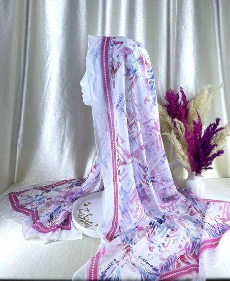 Châle crêpe chiffon blanc à motifs lilas et rose poudré