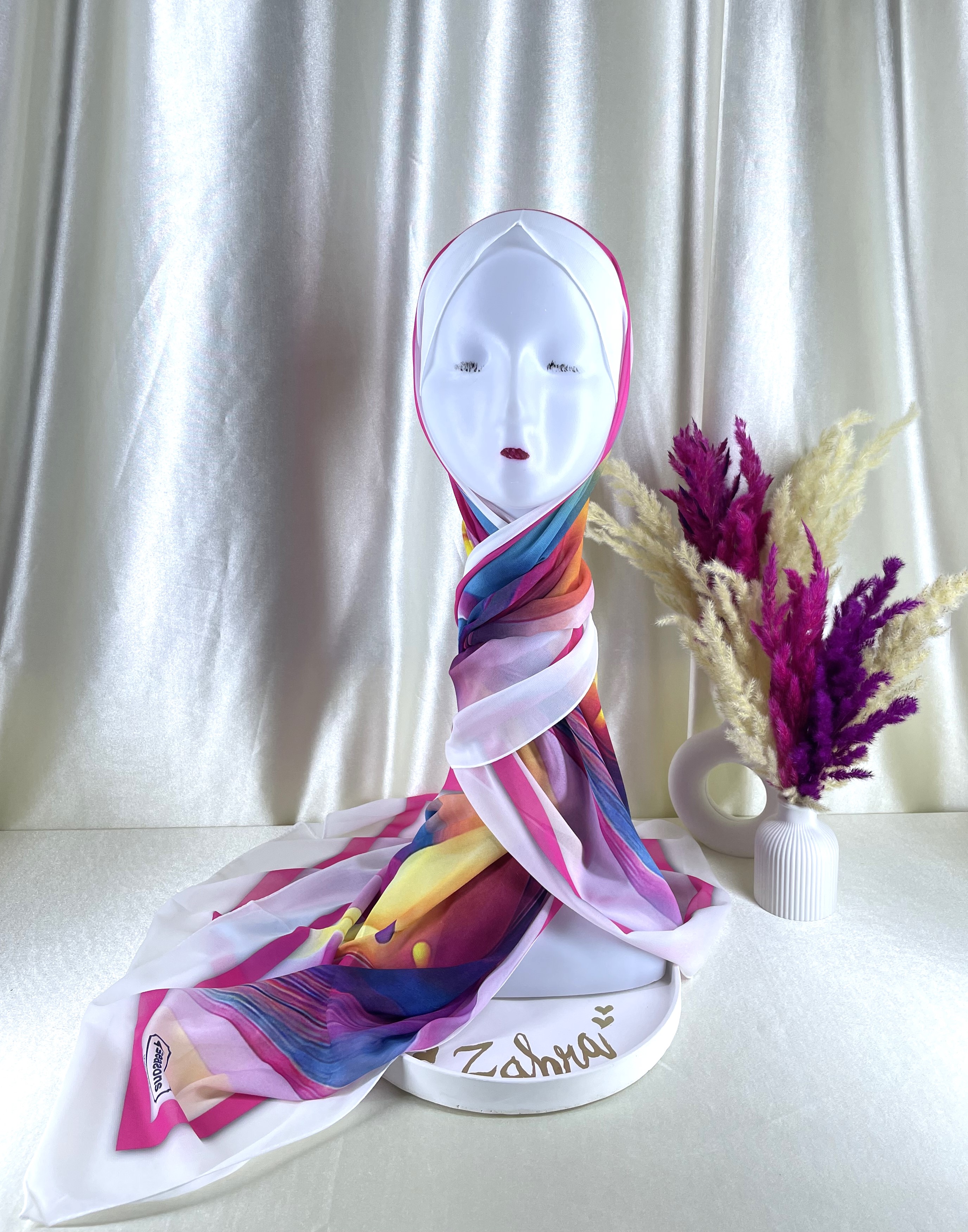 Châle crêpe chiffon blanc à bord fuchsia et motifs abstrait