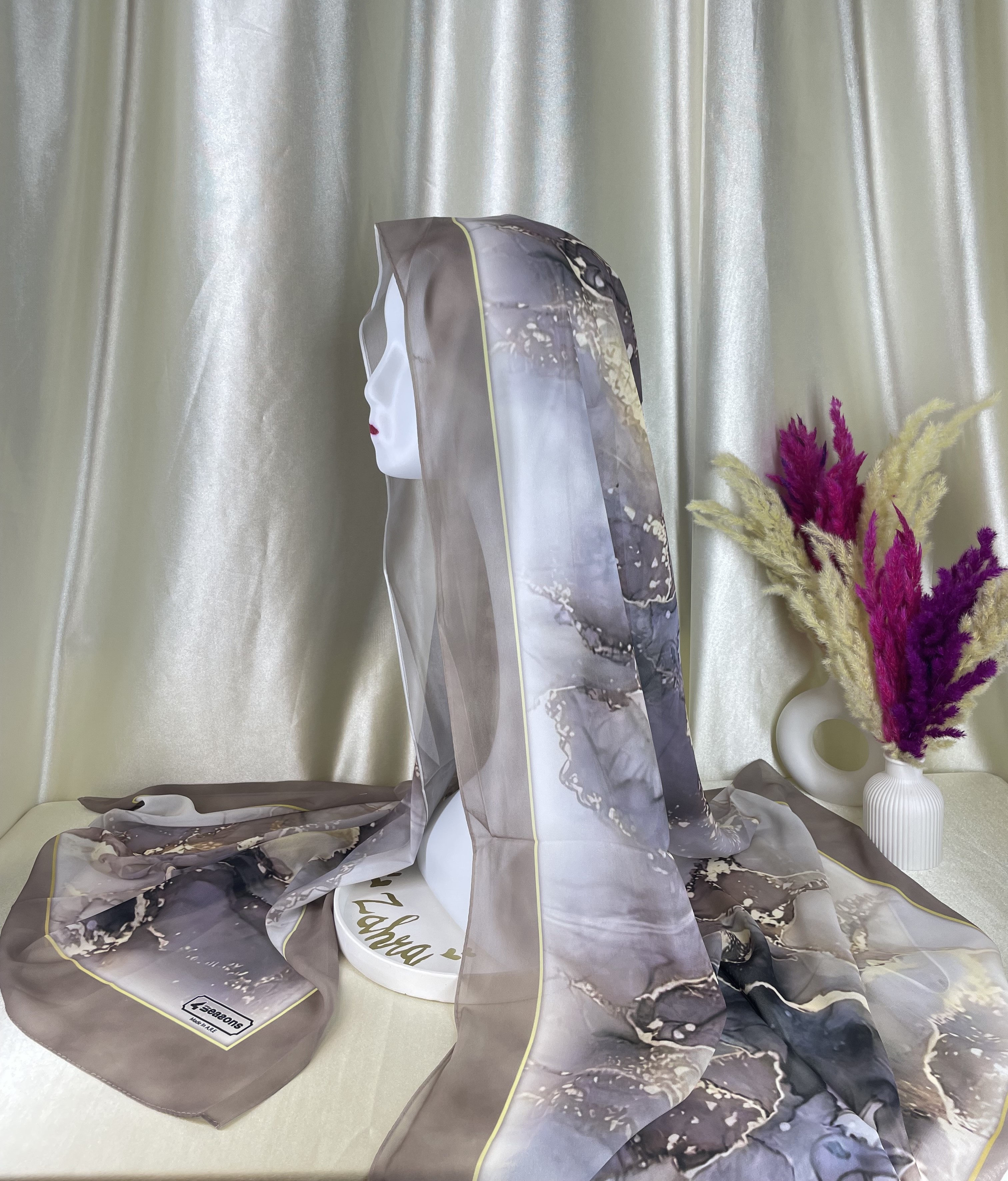 Hijab en crêpe chiffon – Élégance marbrée grise