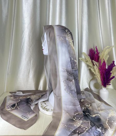 Hijab en crêpe chiffon – Élégance marbrée grise
