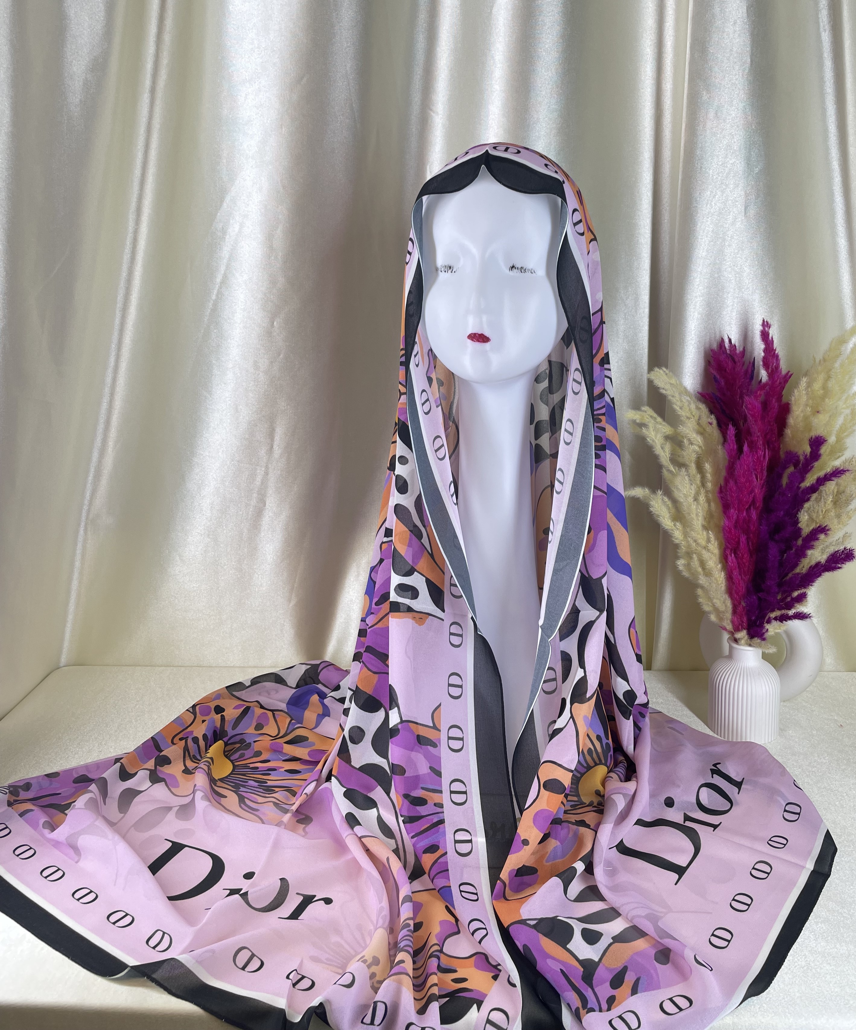 Hijab en crêpe chiffon – Élégance florale rose