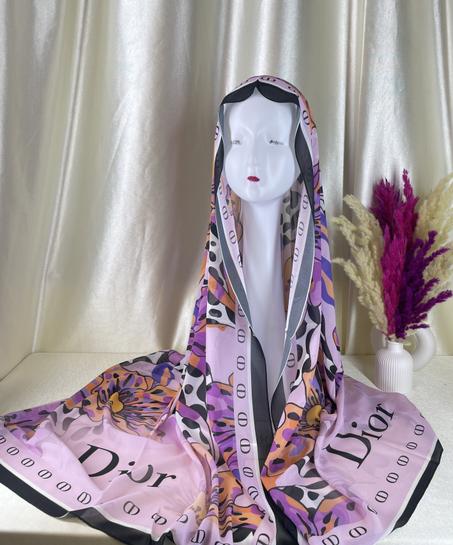 Hijab en crêpe chiffon – Élégance florale rose