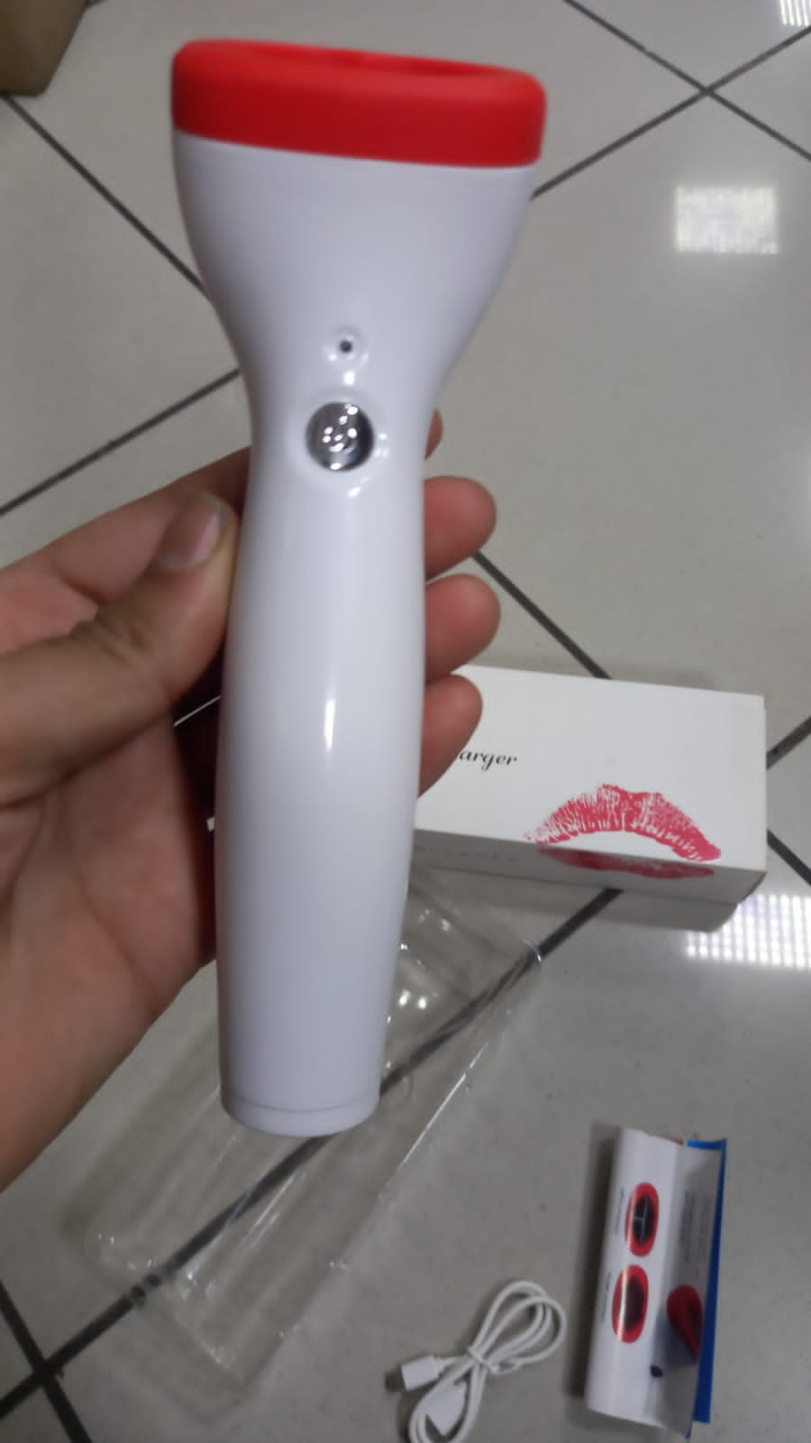 Electric Lip Plumper Device * جهاز تكبير الشفاه الكهربائي