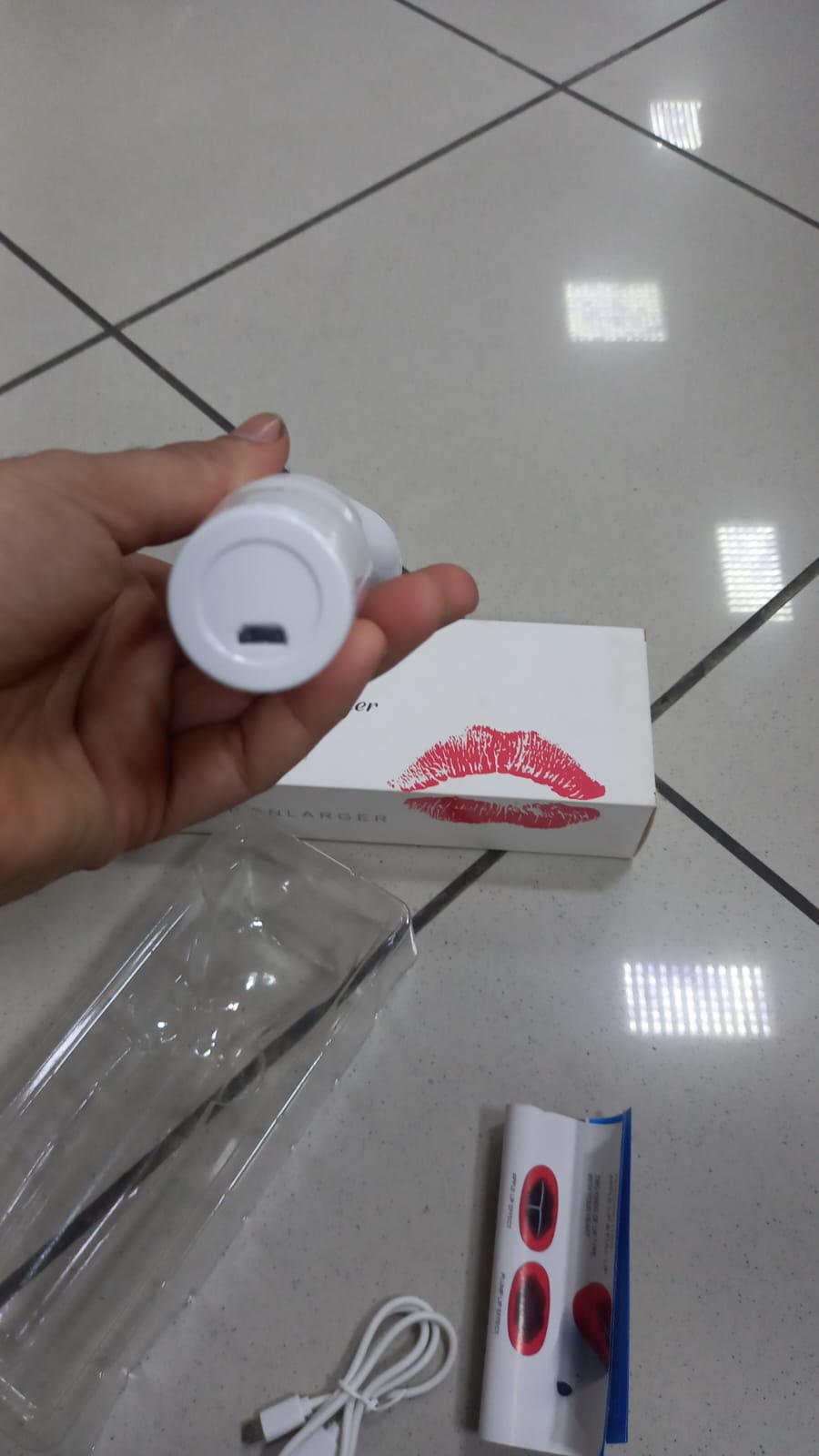 Electric Lip Plumper Device * جهاز تكبير الشفاه الكهربائي