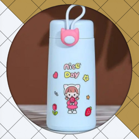 قنينات ماء من الزجاج