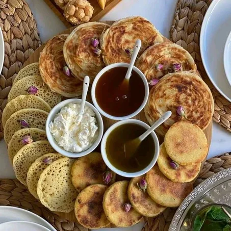 Assortiment de beldi acompagne du beurre; miel et huile d'olive