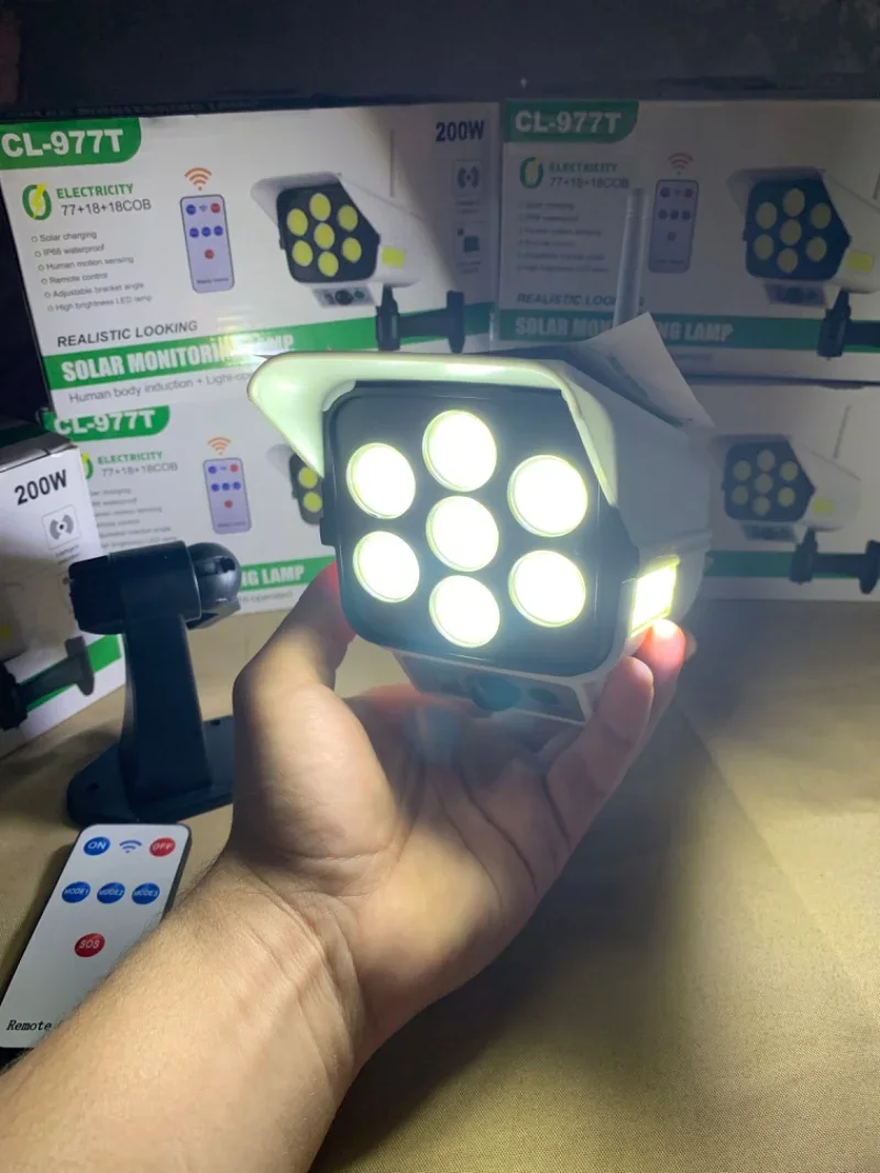 ضوء على شكل كاميرا يعمل بالطاقة الشمسية