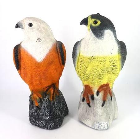 تمثال صقر مميز يجسد القوة والأناقة