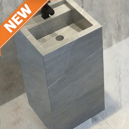 حوض حمام قائم بذاته ذو تصميم عصري ومربع الشكل