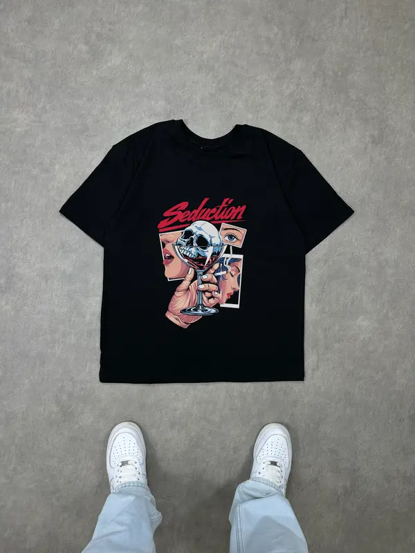 T-shirt Seduction (Oversized/Simple)