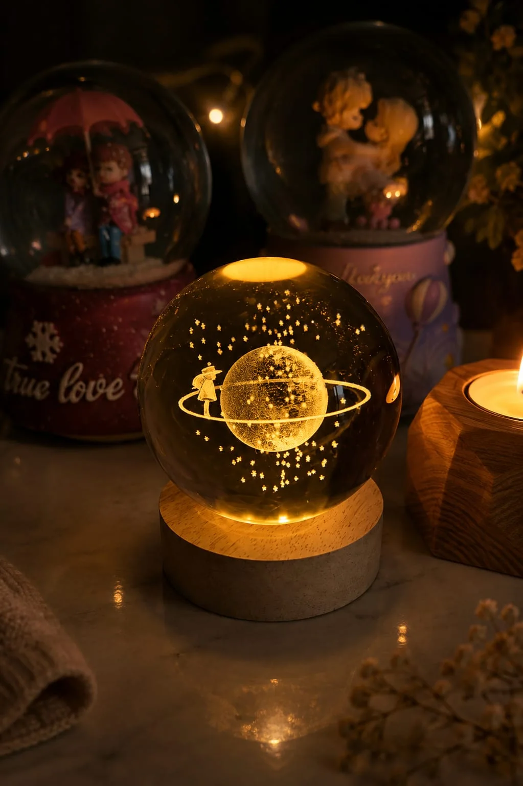 Une boule de cristal lumineuse apporte une touche d