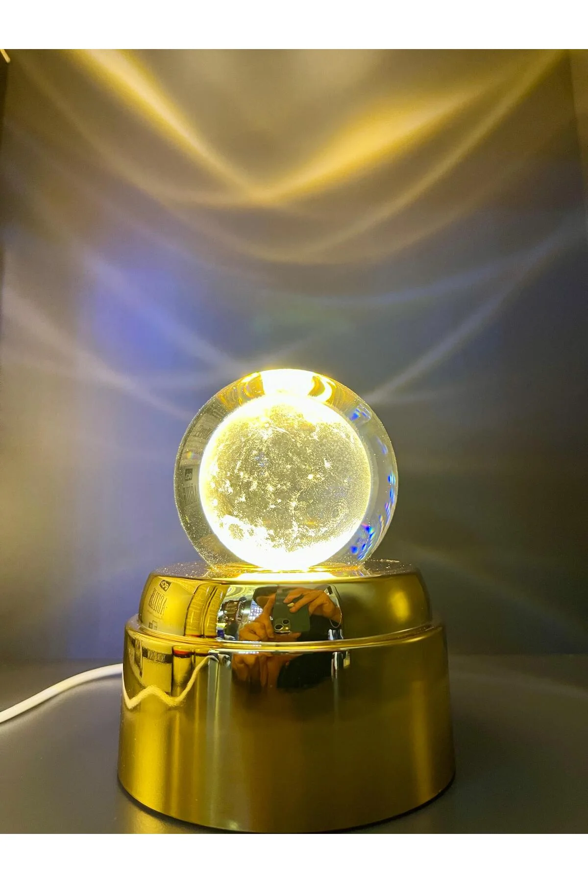Une boule de cristal lumineuse apporte une touche d
