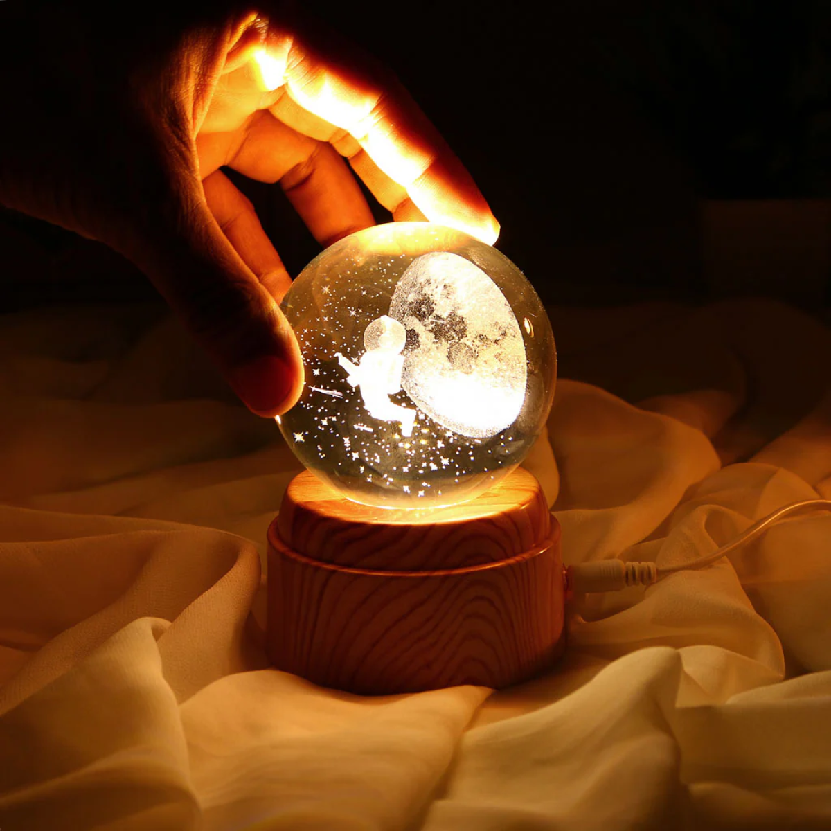 Une boule de cristal lumineuse apporte une touche d