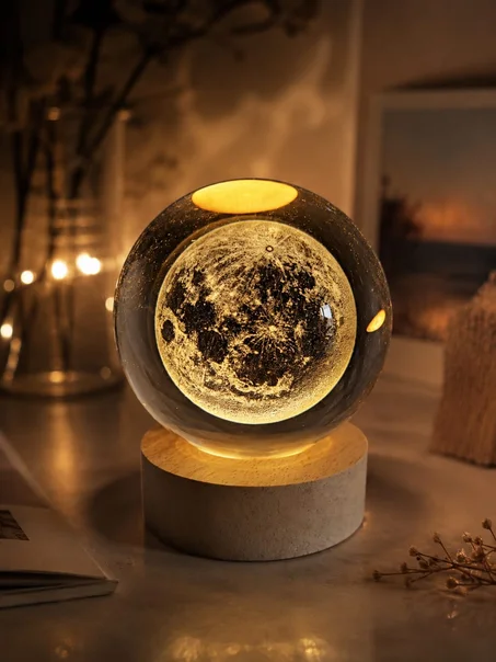 Une boule de cristal lumineuse apporte une touche d'élégance à n'importe quel espace