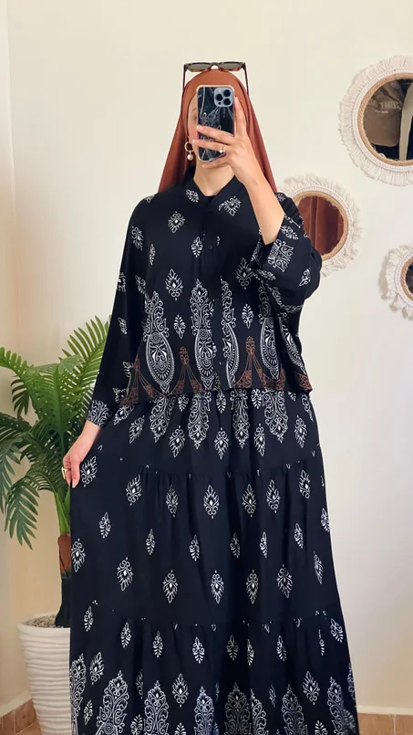 فستان طويل محتشم بنقشة زخرفية أنيقة باللون الأسود