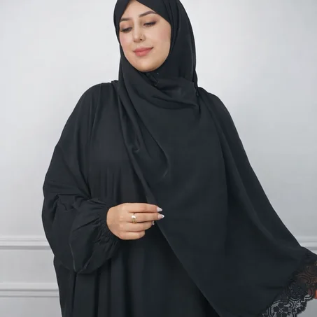 عباية سوداء أنيقة للنساء – تصميم فضفاض مع تفاصيل دانتيل راقية