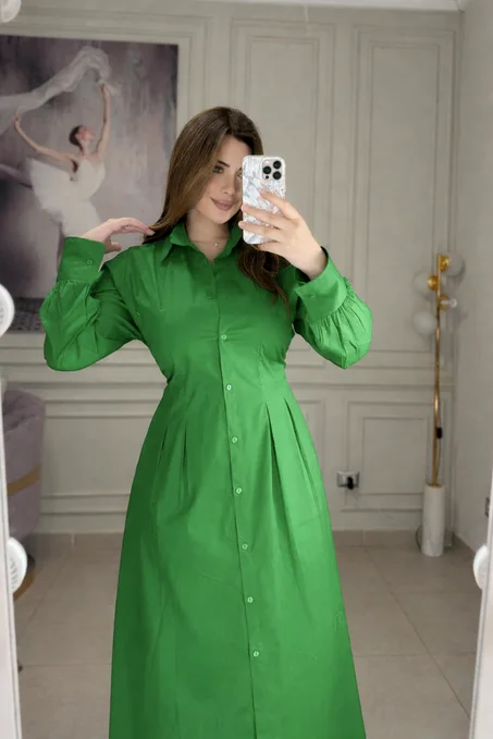 فستان من قماش البوبلين مزين بثنيات وحزام