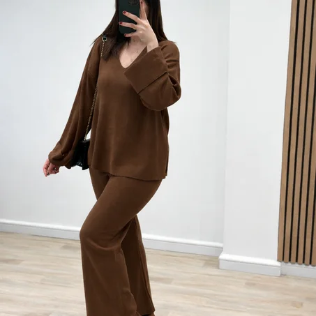 طقم نسائي شتوي أنيق قطعتين – بلوزة واسعة وبنطلون بقصة مستقيمة | متوفر بعدة ألوان