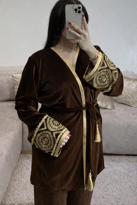 جبادور نسائية قطعتين – كيمونو مخملي مع سروال كريب كوري وحزام أنيق