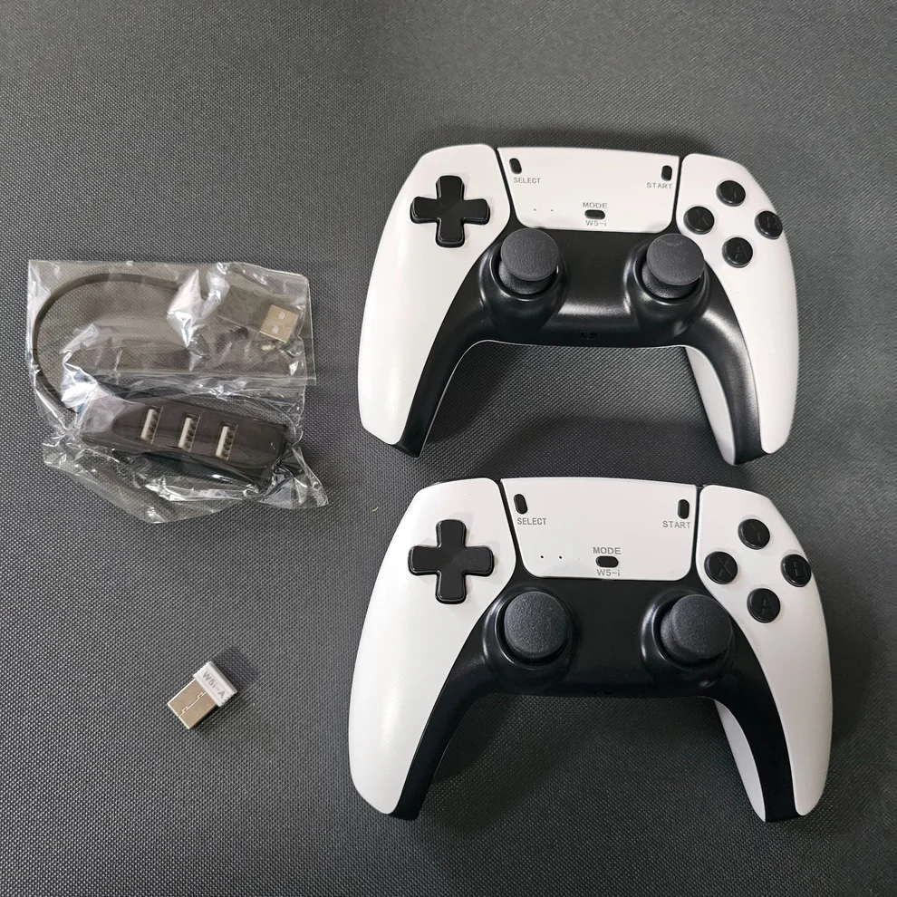 console de jeu rétro avec deux manettes sans fil