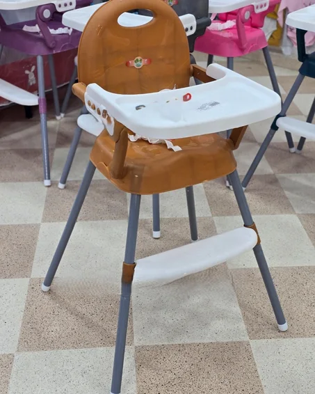 كرسي الاكل لون بني