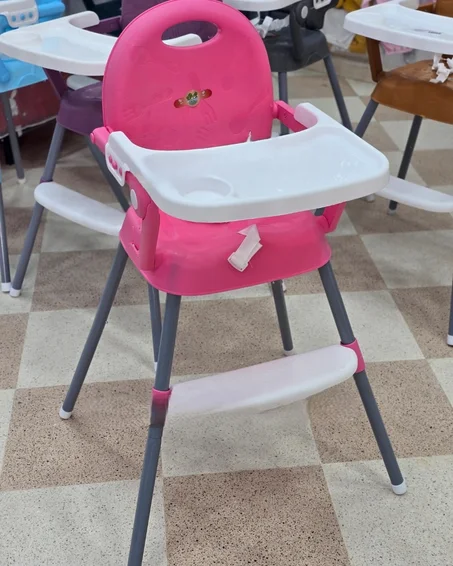 كرسي الاكل لون وردي