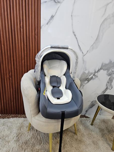 كرسي السيارة للاطفال لون رمادي