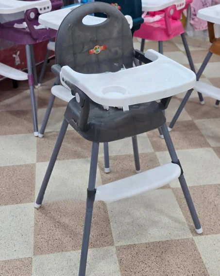 كرسي الاكل لون رمادي