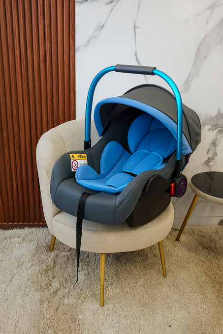 كرسي السيارة للاطفال لون ازرق