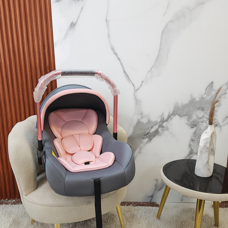 كرسي السيارة للاطفال لون وردي