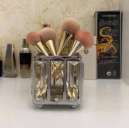 منظم كريستال لفرش الميكب