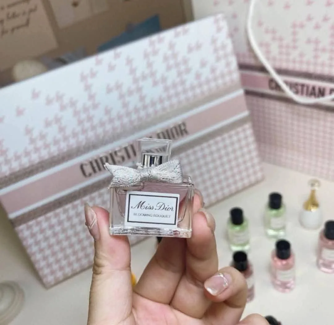 COFFRET CHRISTIAN DIOR  16 MINIATURES