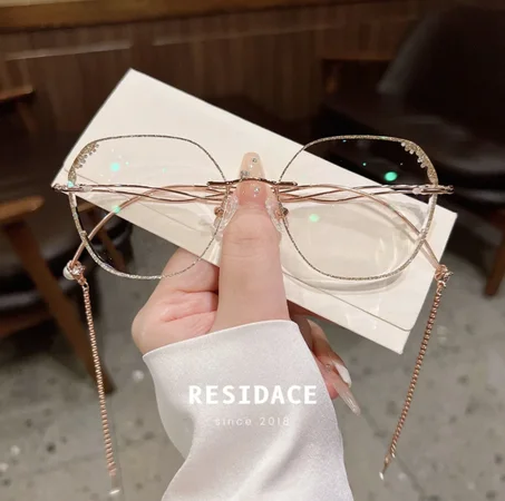 نظارة نسائية بإطار مربع فاخر – روز جولد مزينة بالكريستال ✨