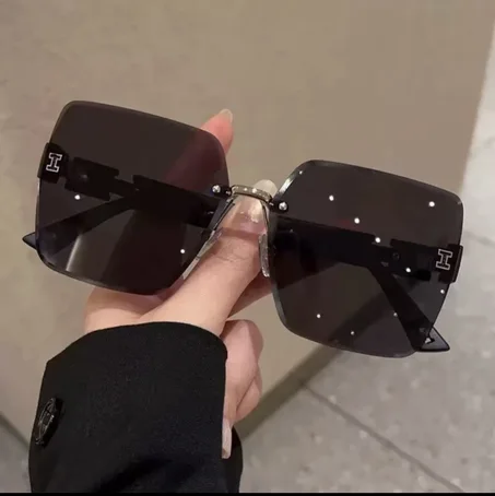 🕶️ نظارة شمسية نسائية فاخرة بتصميم عصري (model 2)