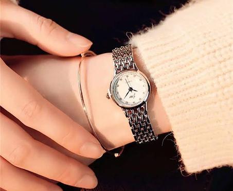 ساعات نسائية